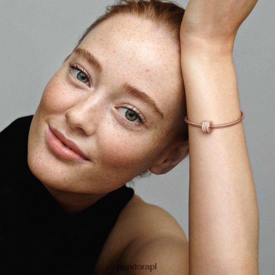 Pozłacane Różowym Złotem Akcesoria Pandora błyszczące linie utorowania i zawieszka z logo DFDN21